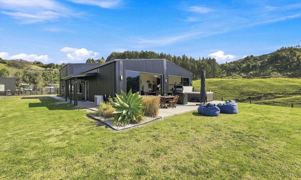 Bay of Plenty Region House | The Black Barn - Whakatane Holiday Home