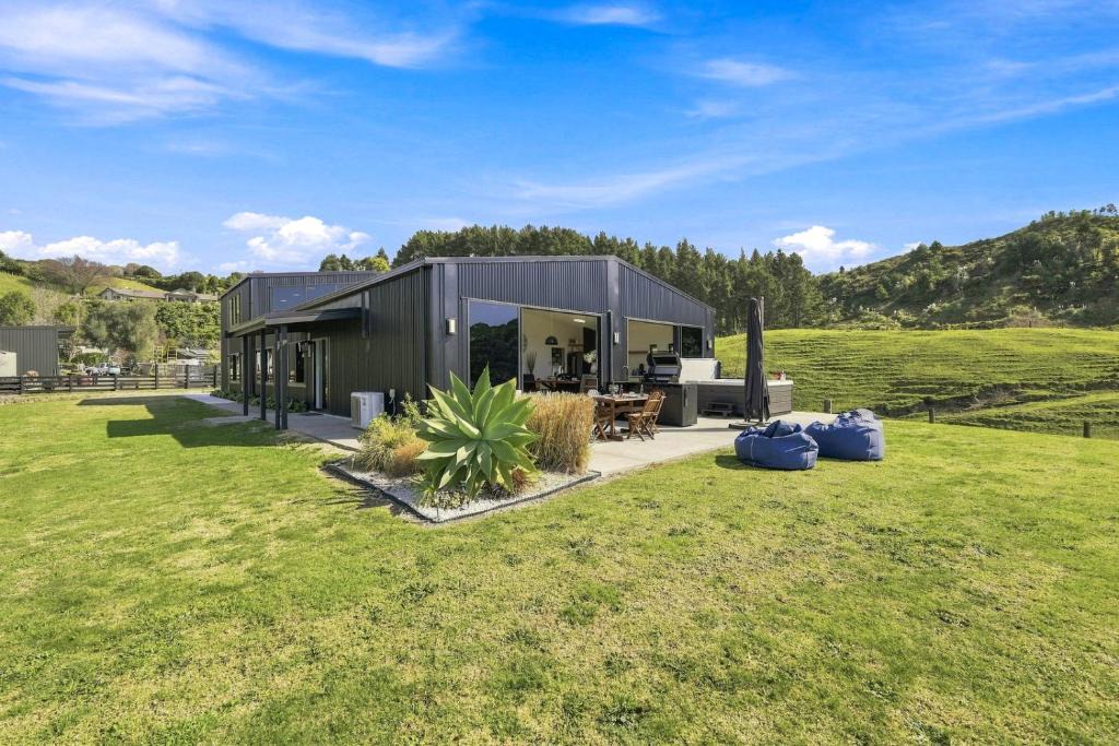 Bay of Plenty Region House | The Black Barn - Whakatane Holiday Home