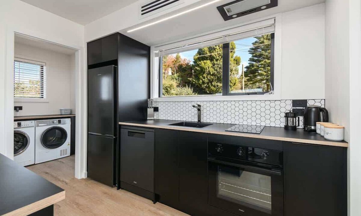 Kawaha Point House | The Bluebird - Lake Views, Stylish, Sleeps 4