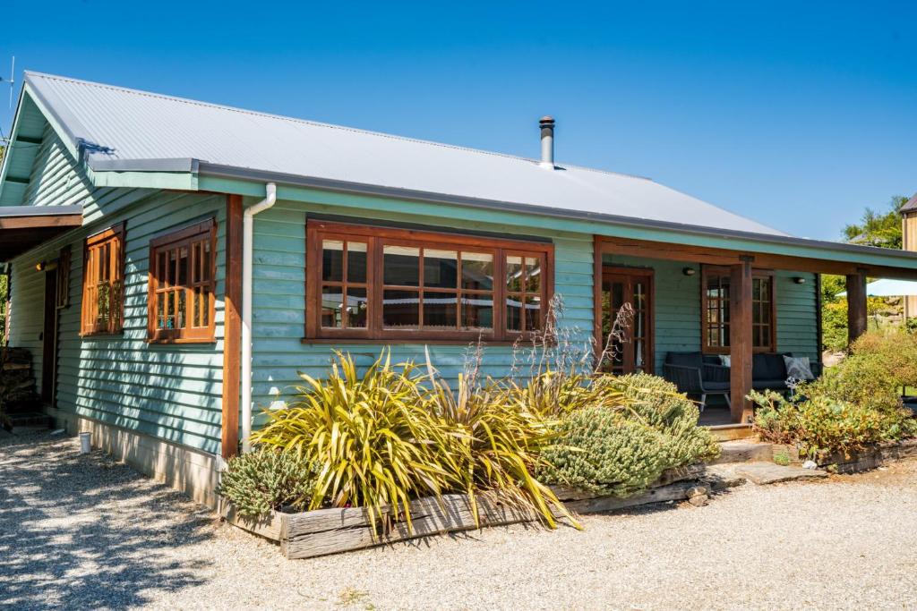 Wanaka House | The Cottage on the Hill - Wānaka Holiday Home