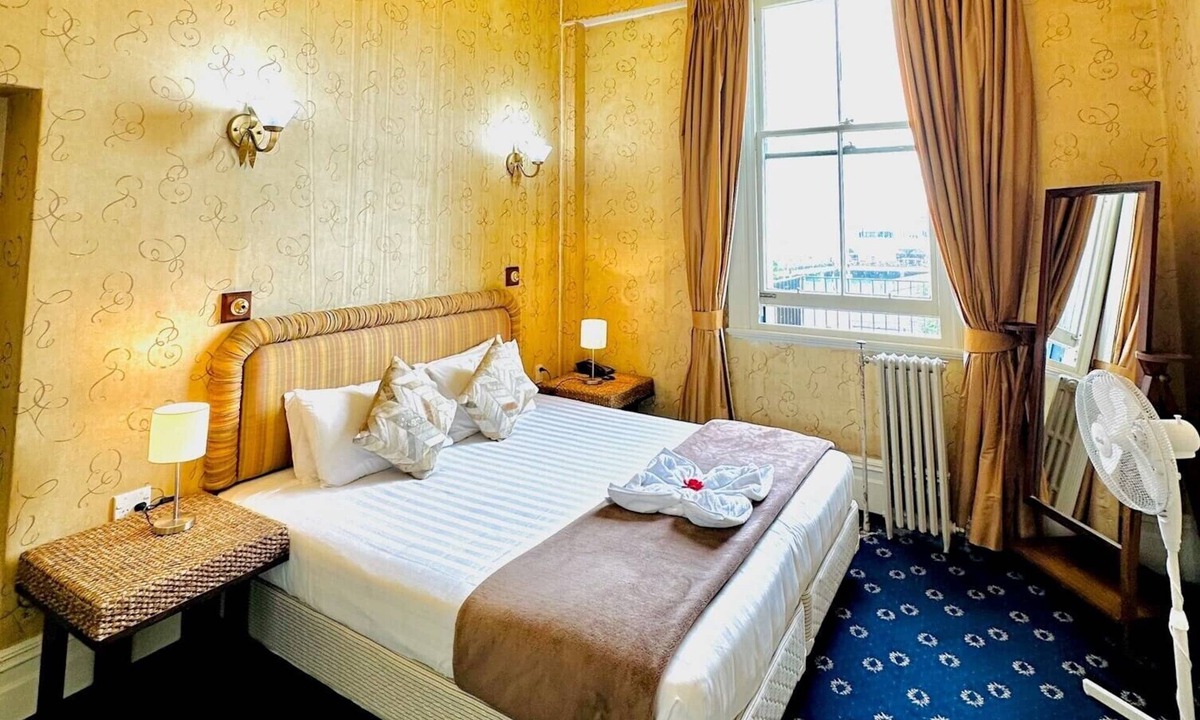 Devonport Hotel | The Esplanade Hotel