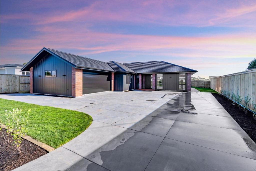 Bell Block Villa | The Family home, Game Zone & Outdoor Fireplace- Sleeps 10