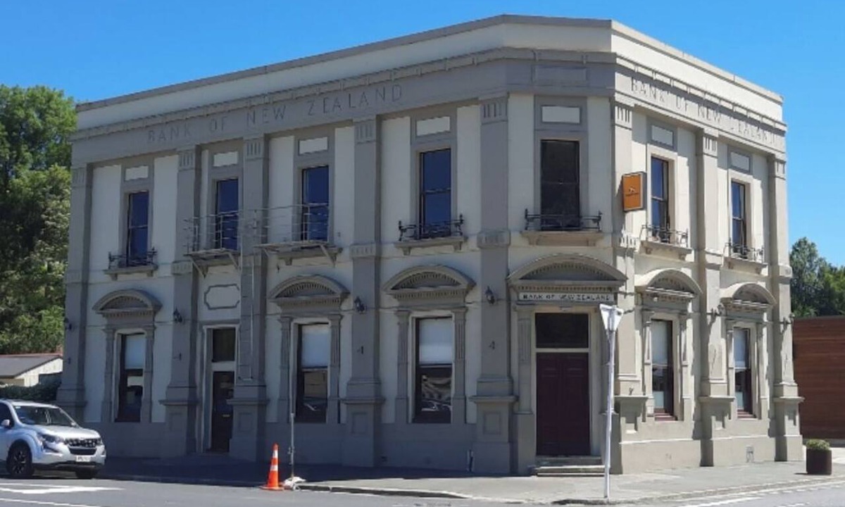 Lawrence House | The historical Bank house
