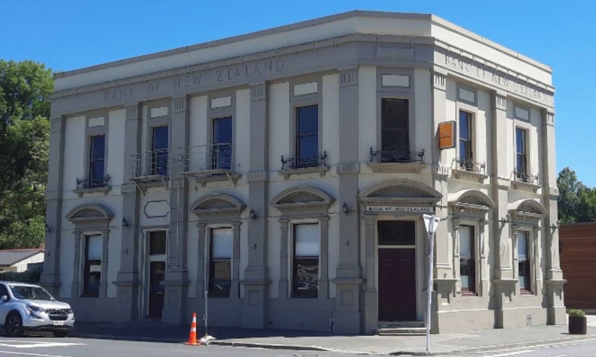 Lawrence House | The historical Bank house 3