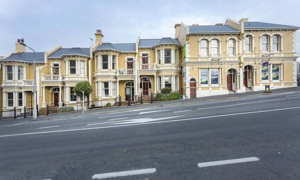 Dunedin City Centre Villa | The Library House - Luxury Townhouse