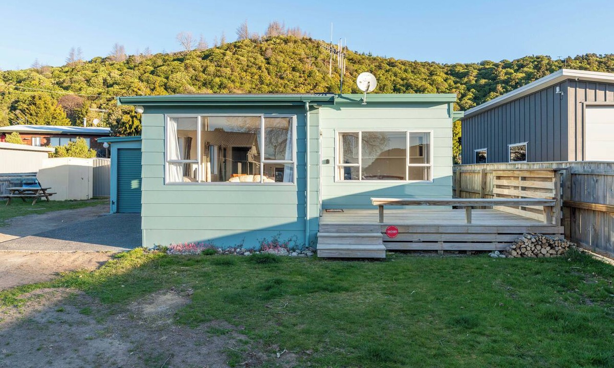 Motuoapa House | The Little Jetty - Motuoapa Holiday Home