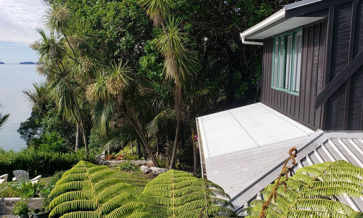 Tawharanui Ski Chalet | THE LITTLE HOUSE BY THE BEACH IN COASTAL MATAKANA, DOG FRIENDLY.