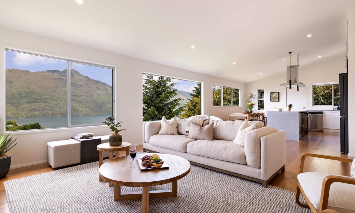 Fernhill House | The Lochy Lookout is a stunning Queenstown retreat, with sweeping views over Lake Wakatipu & Remarks