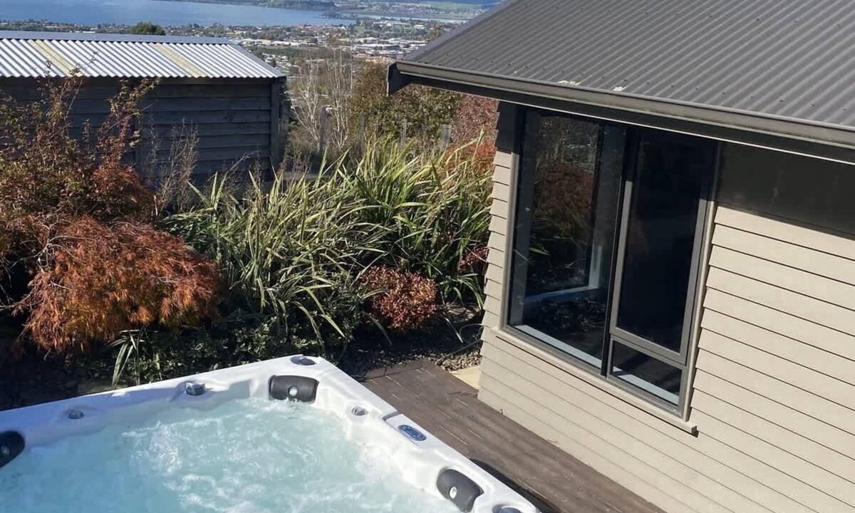 Rotorua House | The Lookout - Rotorua Views, Spa Pool, Sleeps 7