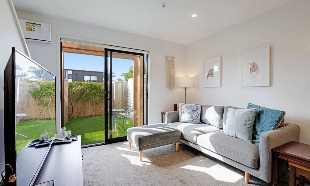 Te Atatu Peninsula Villa | The Peninsula Retreat with Air-Con and Patio