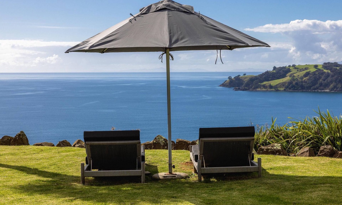 Onetangi Villa | The Point - Luxury & Ocean Views with 4 bedrooms and spa pool