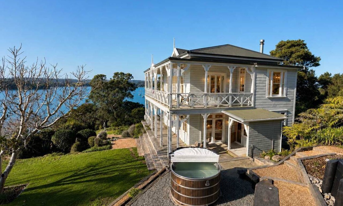 Oneroa House | The Sanctuary - Hot Tub & Huruh Bay Views