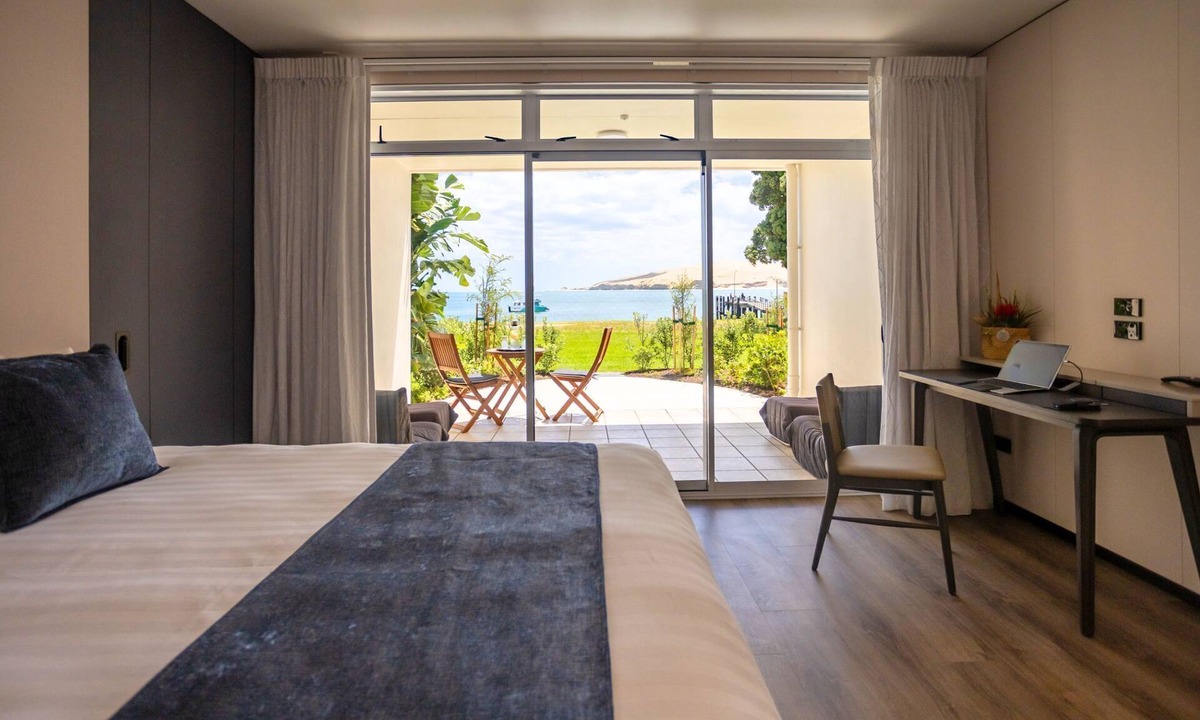 Omapere Hotel | The Sands Hotel