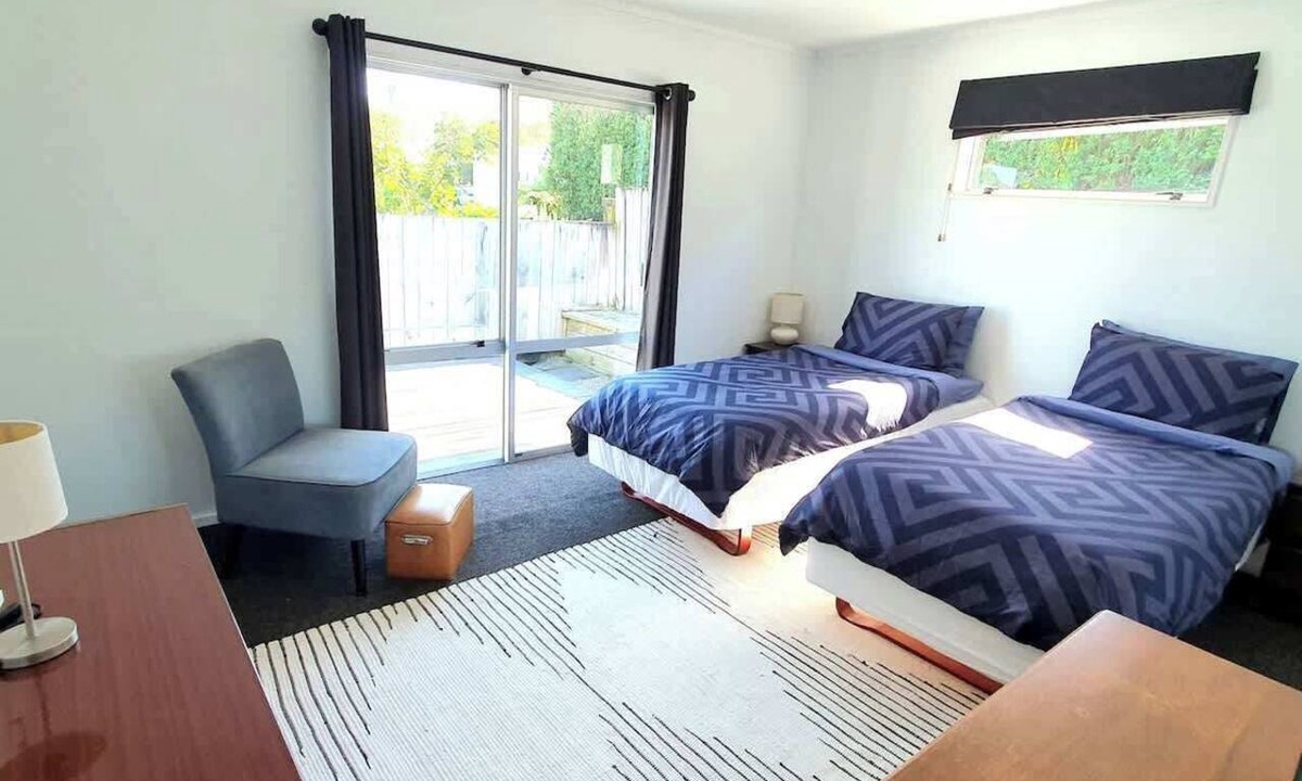 Tauranga House | The Sheriff’s Cabin - Spa & Views in Otumoetai, Tauranga