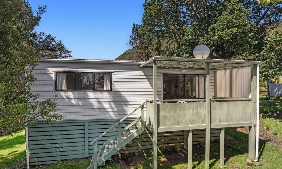 Waihau Bay House | The Treehouse – Whanarua Bay