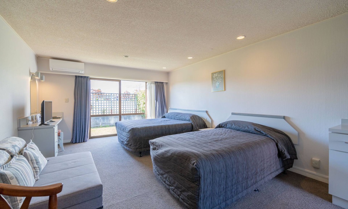 Te Anau Hotel | The Village Inn Hotel