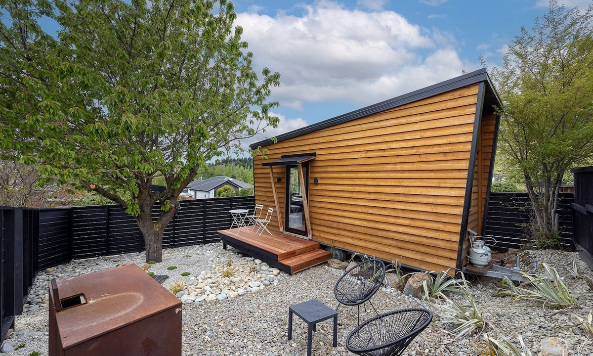 Wanaka Cabin | Tiny house - big fun! Mountain views, private garden, indoor & outdoor fires.