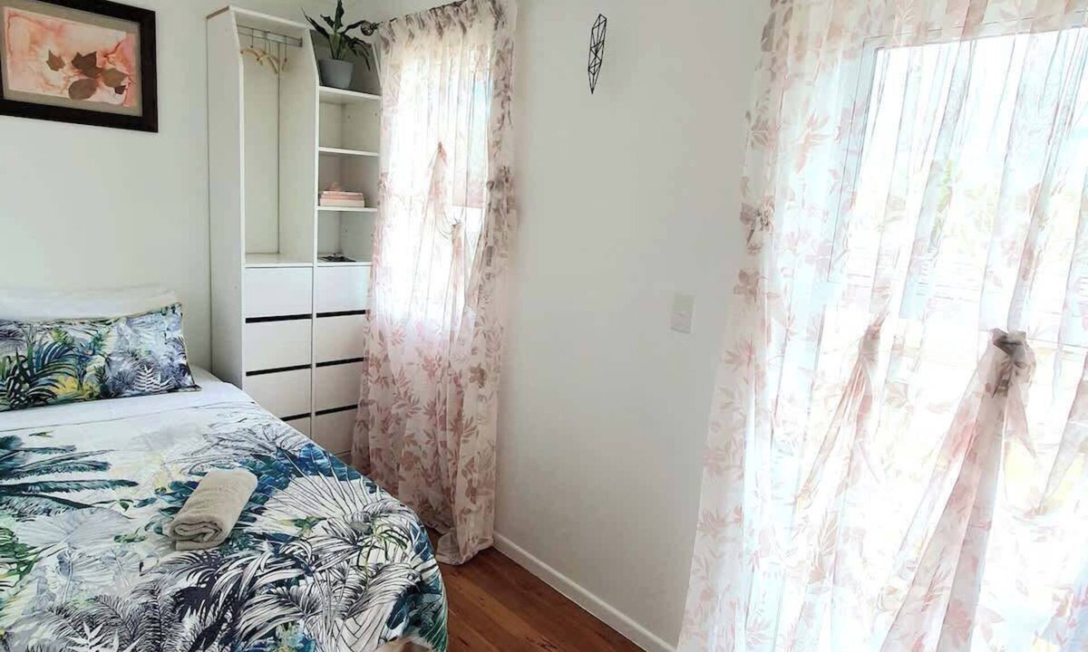 Tauranga Bed & Breakfast | Tiny Knight, Sherwood Forest - Tauranga