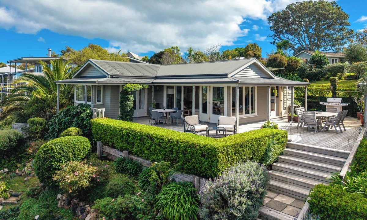 Oneroa House | Tiri Heights - Elegant Coastal Retreat