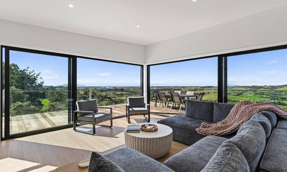 Mangawhai House | Top of the Hill - Stylish hilltop escape with sweeping coastal views