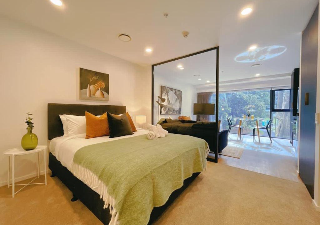 Newton Apartment | Tree-Lined Parkside Holiday Studio with Pool & Gym