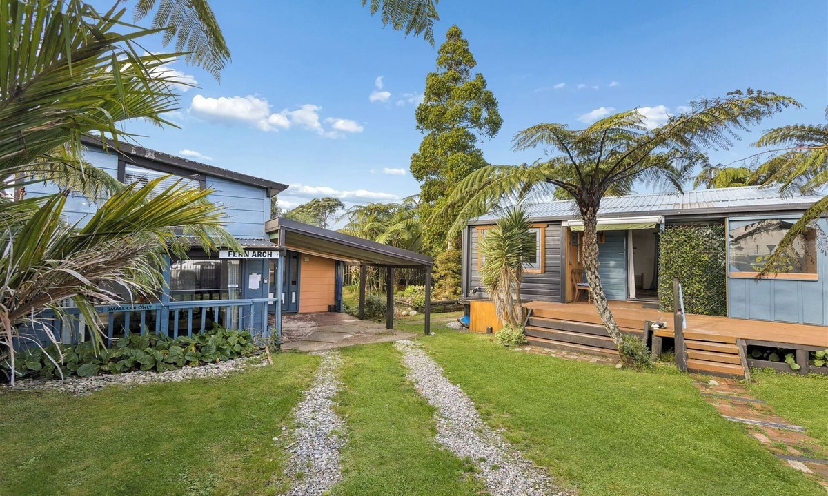 Westport Cottage | Treetop beach studio on cycle trail. Free fibre. Spring rates.