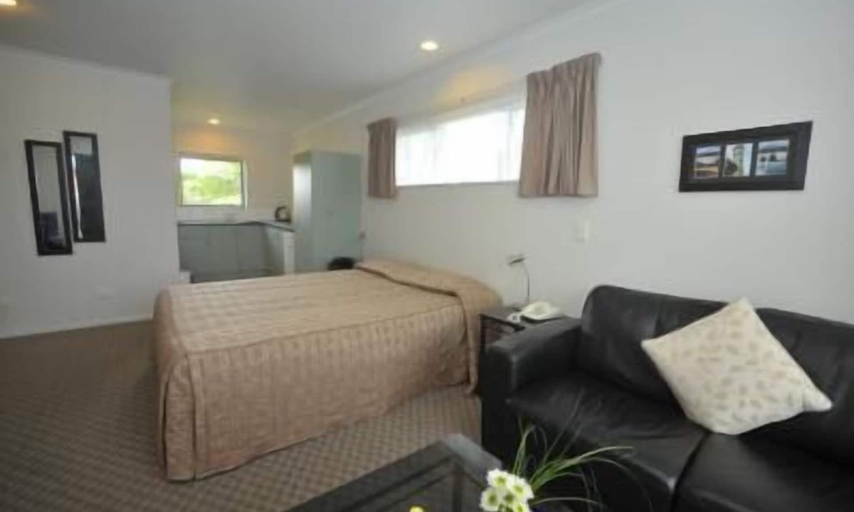 Hawera Hotel | Tudor Lodge Motel