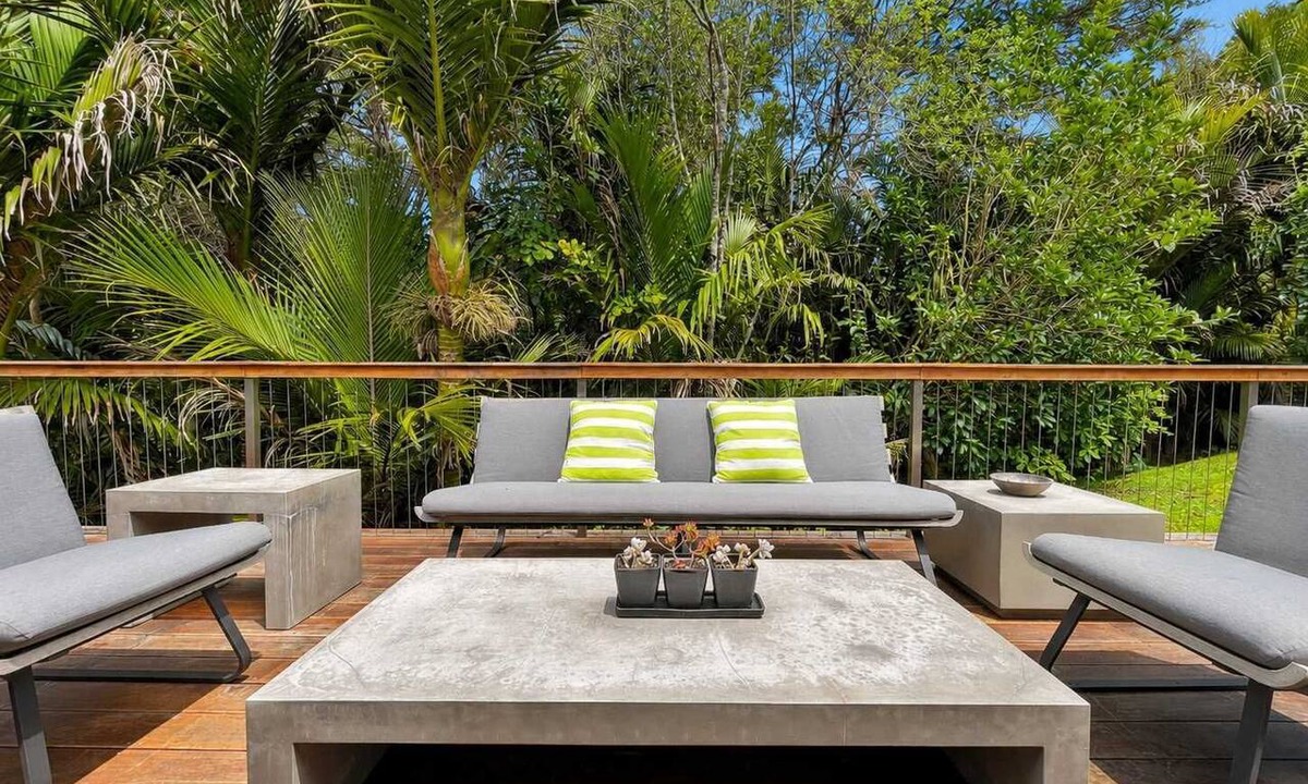 Onetangi House | Tui Cottage - Walk to Onetangi Beach