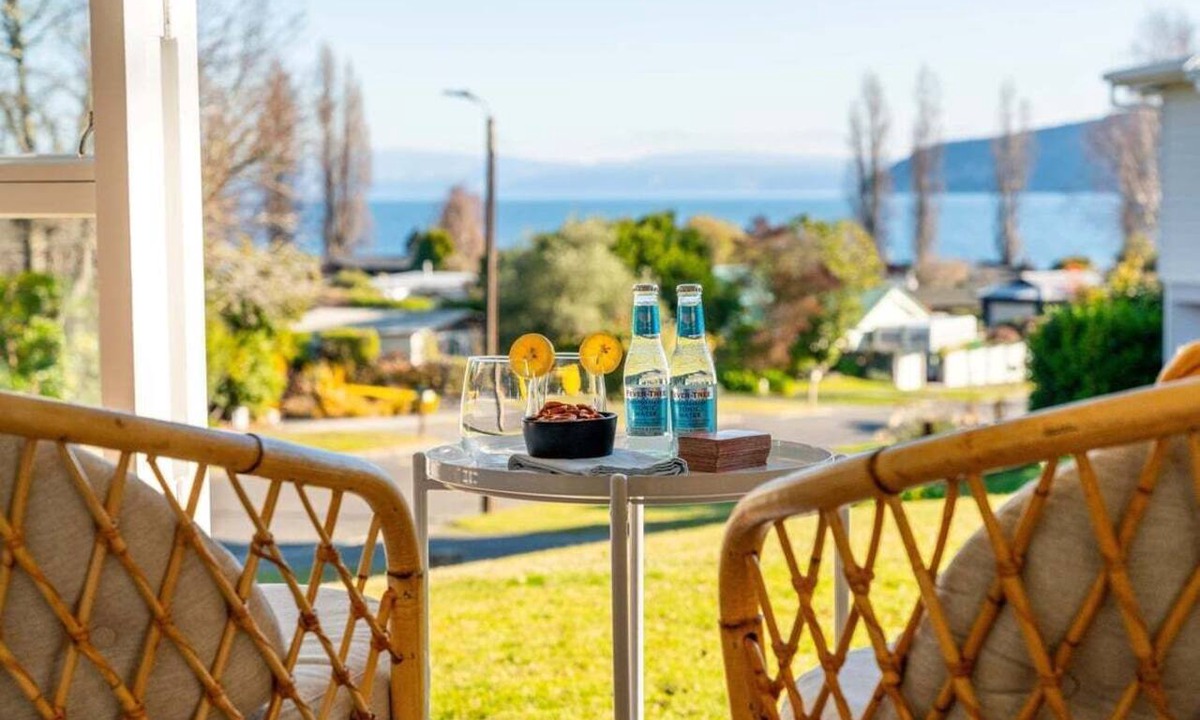 Kinloch House | Tui Shack - cosy with lake views