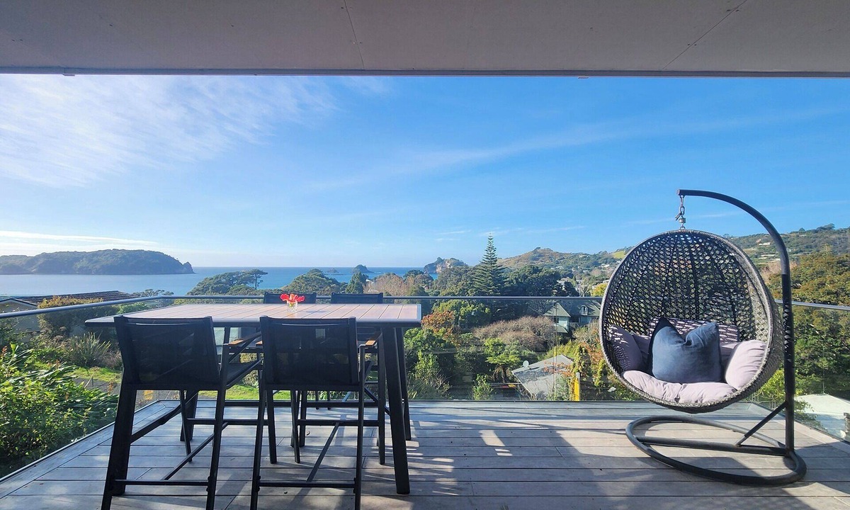 Hahei House | Tutaritari Treasure - beautiful views and close to the beach, shops and pub