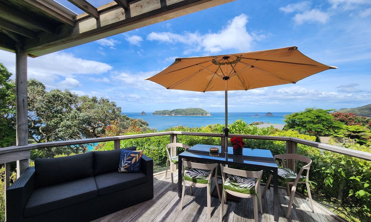 Hahei House | Tutaritari Treehouse - short bush walk to beach, private setting, lovely views