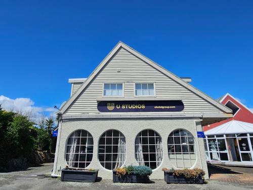 Paraparaumu Beach Hotel | U Studios Paraparaumu, SureStay Collection by BW