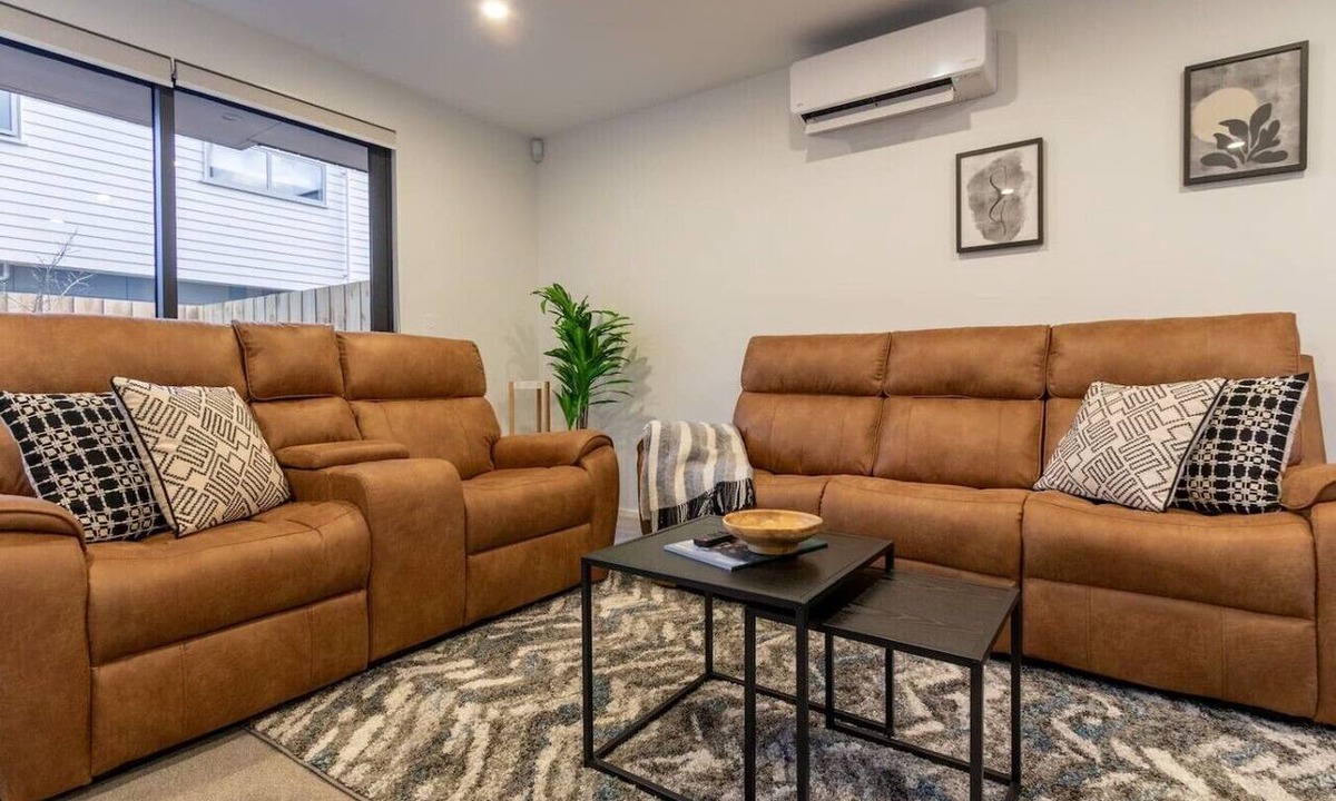 Linwood House | Ultimate City Comfort - Carpark + EV