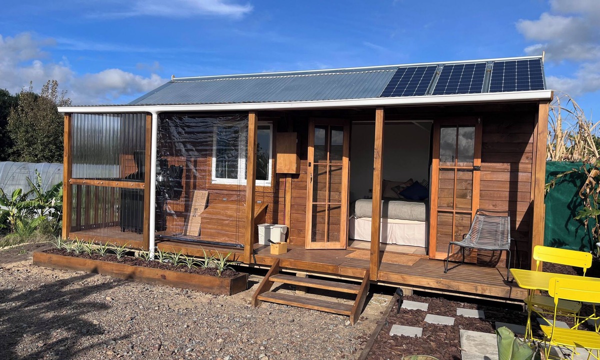Waipu Cabin | Uretiti Paradise - cozy off-grid cabin in tropical fruit farm by the beach