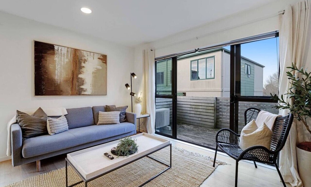 Papatoetoe Villa | Vibrant Family 2BR Townhouse with Air-Con and Deck