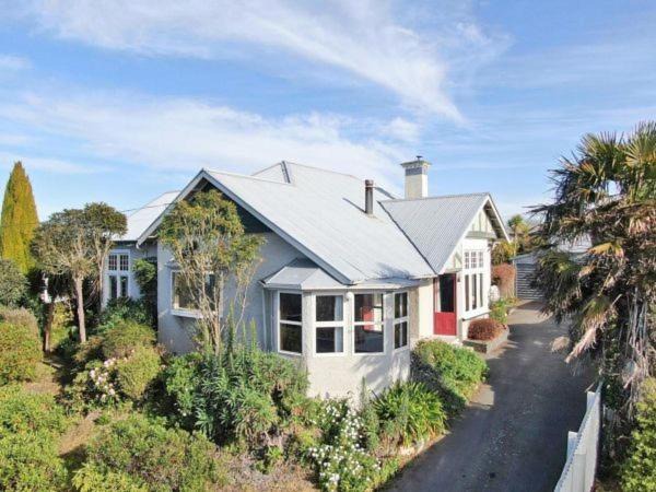 Oamaru Villa | Victorian Villa - 3 Large Bedrooms with Seaviews