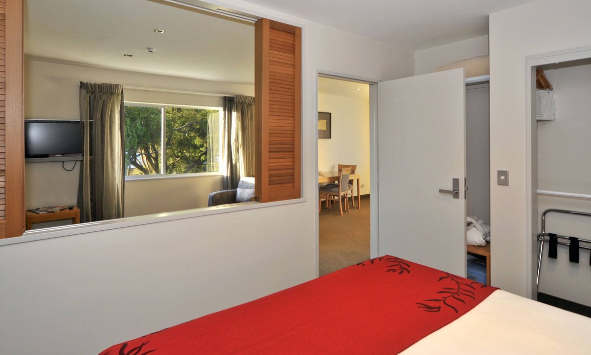 Holdens Bay Hotel | Wai Ora Lakeside Spa Resort