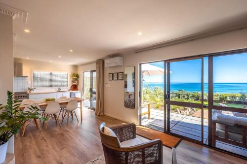 Onetangi Apartment | Waiheke Beachfront Apartment - Coast and Country