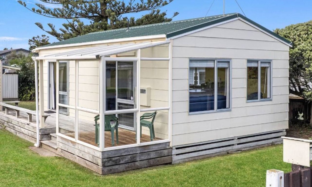 Waitarere Beach House | Waitarere Beach Bach. Pet friendly.
