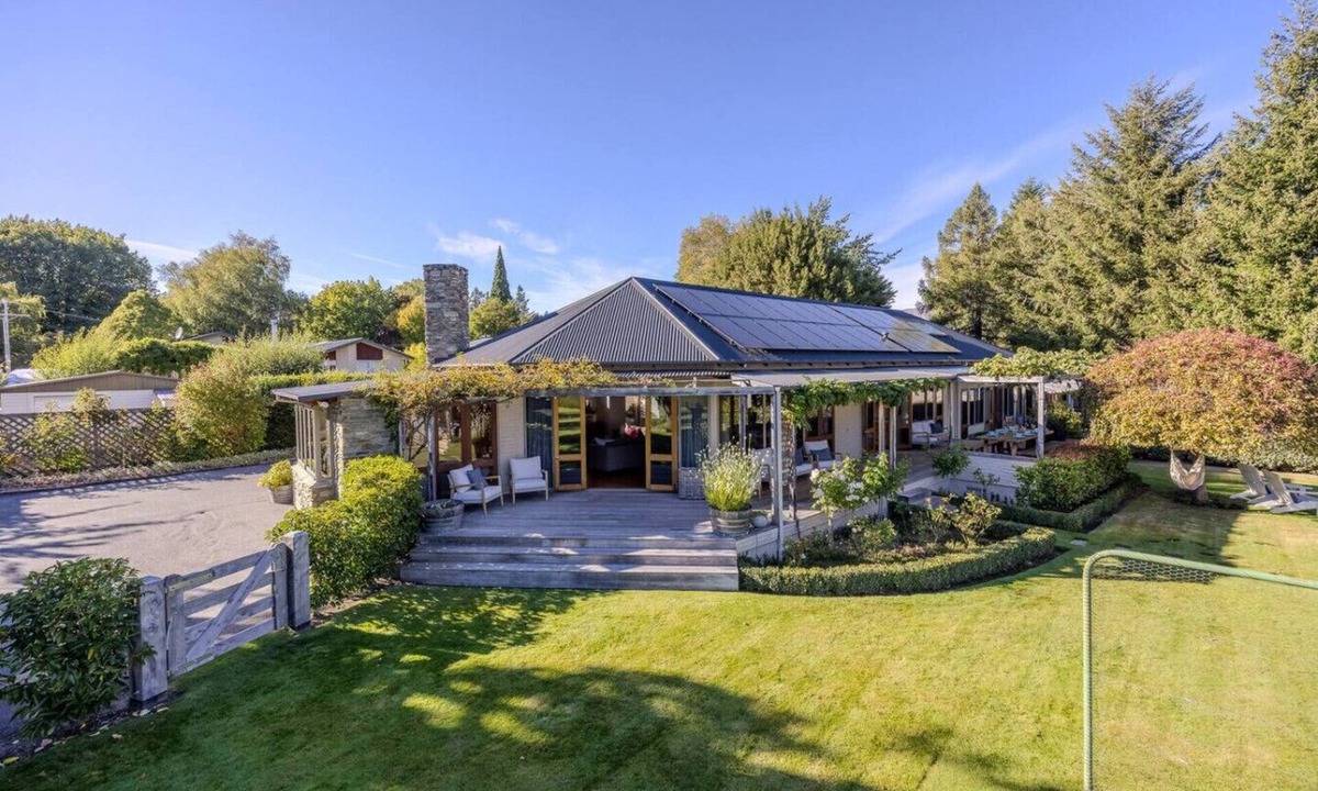 Wanaka House | Wanaka Lakeside Serenity at Eely Point with Pool
