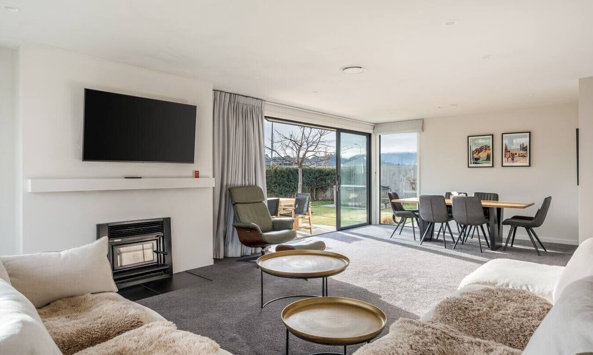 Lake Hawea House | Warm & Cosy | Pool Table | Idyllic Location At Lake Hawea