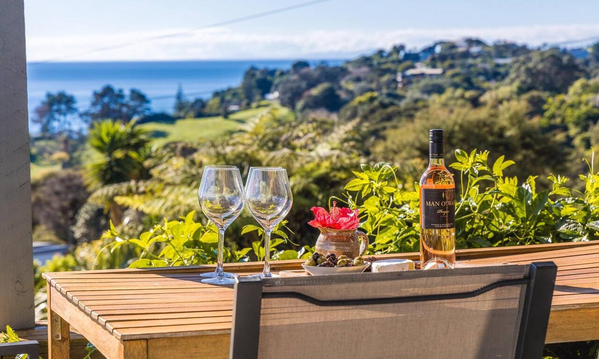 Onetangi Cottage | Warm & wecloming three-bedroom, two-bathroom holiday home with sea views.