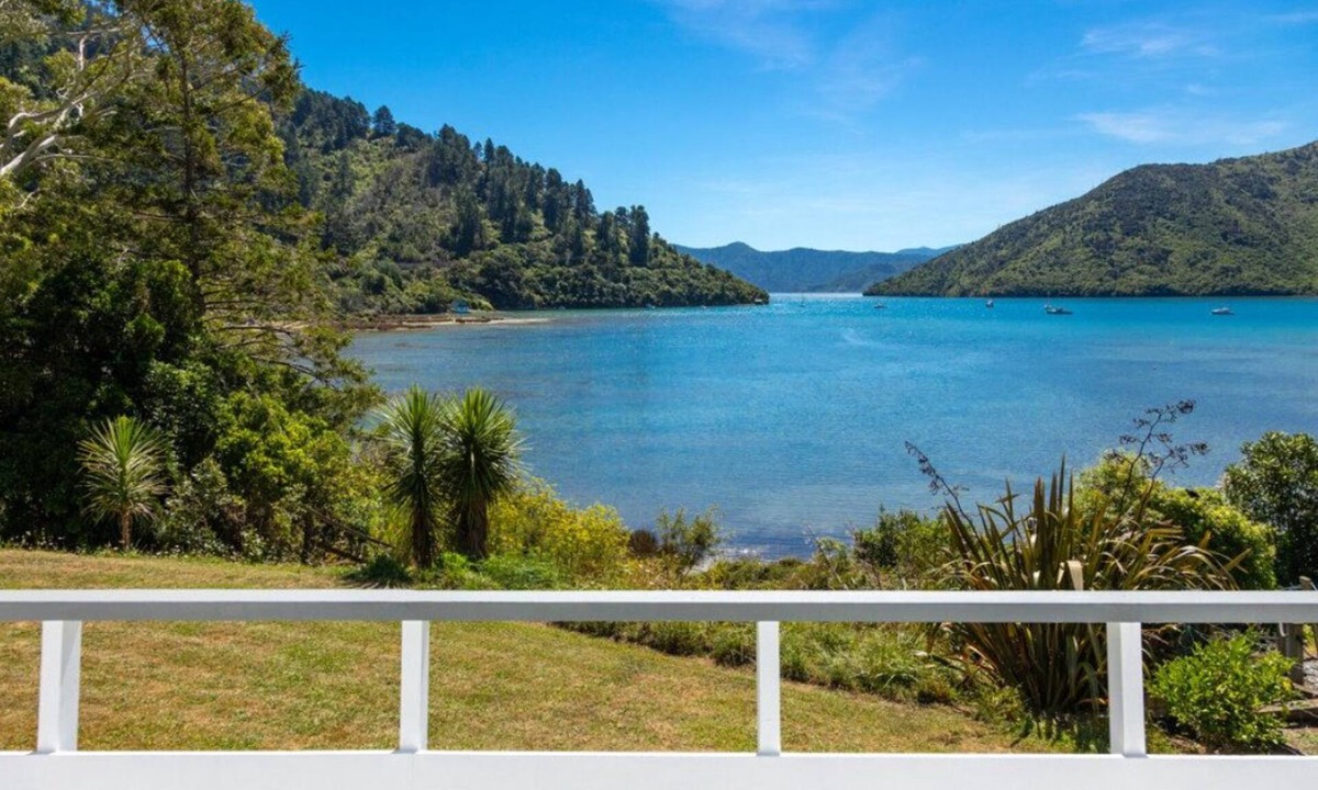 Whatamango Bay House | Waterfront Bach | Deck, Kayaks & Pool Table | 15min drive from Picton