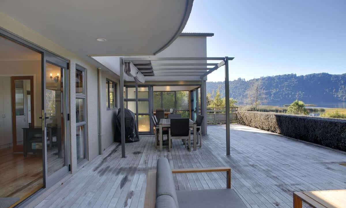 Lake Okareka House | Waterfront Escape - Lakefront Jetty, Sleeps 14