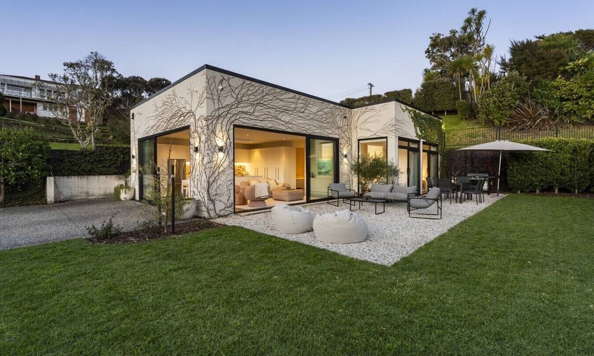Hauraki House | Waterfront Home with Sky Tower Views | 5 Mins to Takapuna Beach