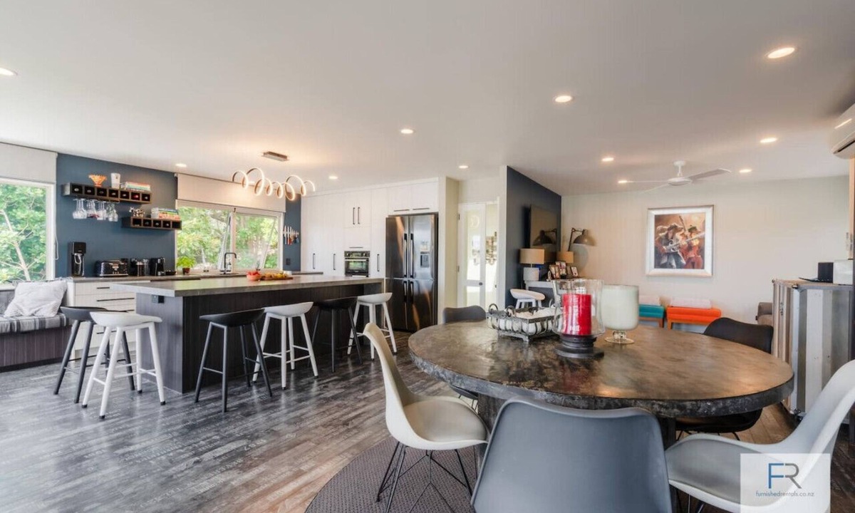 Bayswater House | Waterfront Retreat with Spa Pool