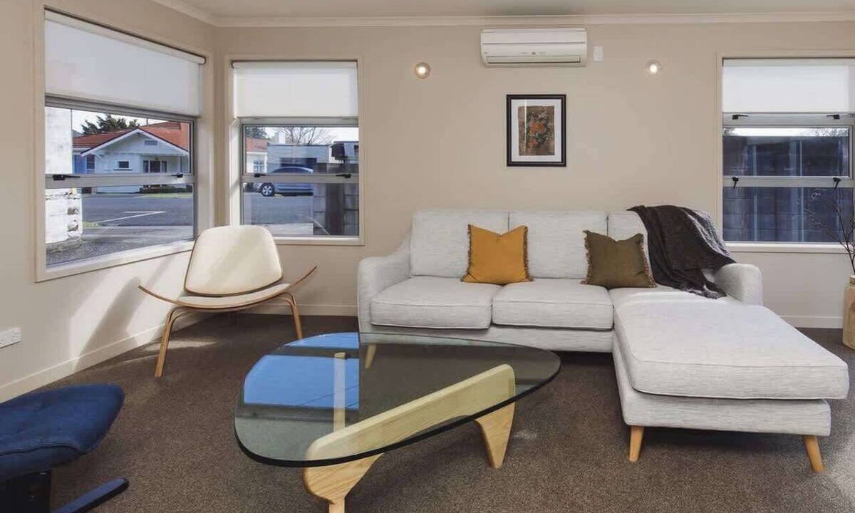 New Plymouth Apartment | Welcome to a unique townhouse close to city centre and Pukekura Park