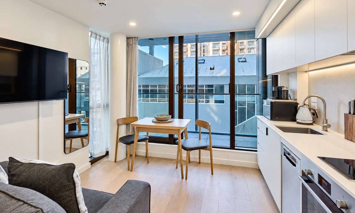 Te Aro Apartment | Wellington City Stay - 1BR with Pool & Gym