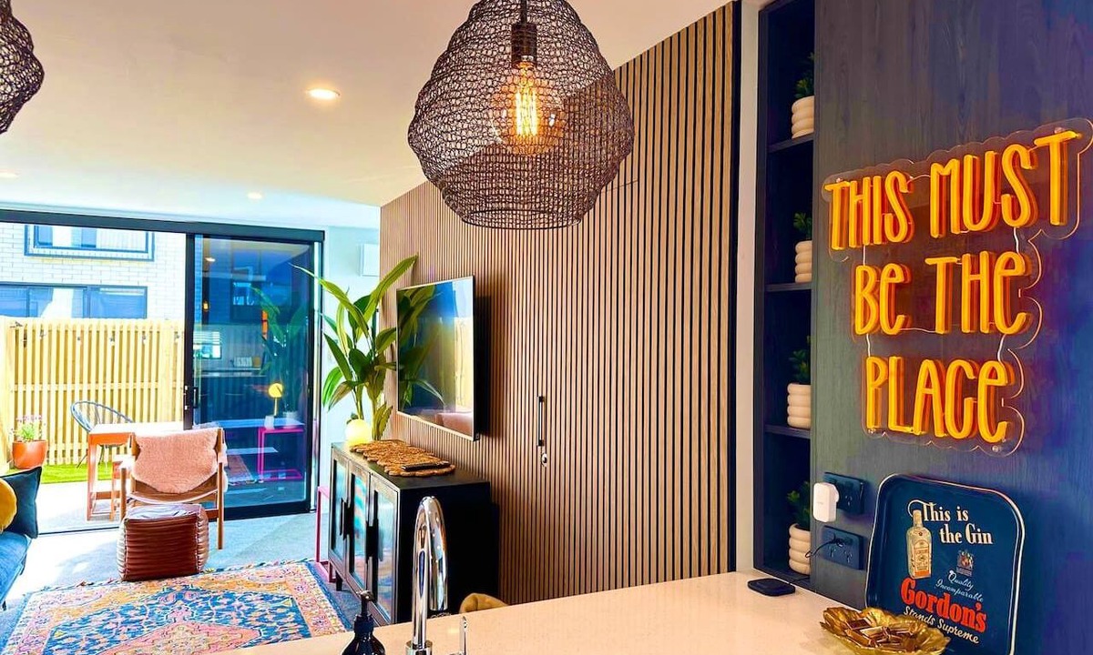 Addington Villa | Whistle Stop with courtyard and free parking in Christchurch