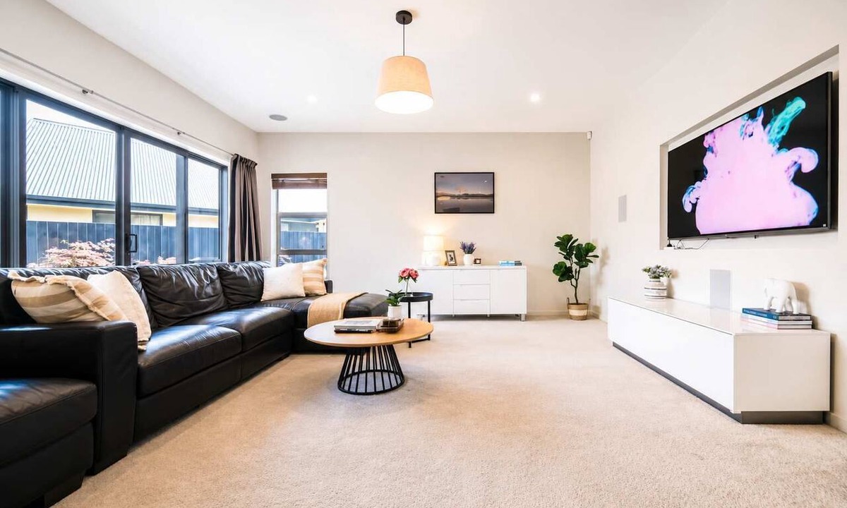 Wigram House | Wigram Modern Family Home | 5BR | Patio & Parking